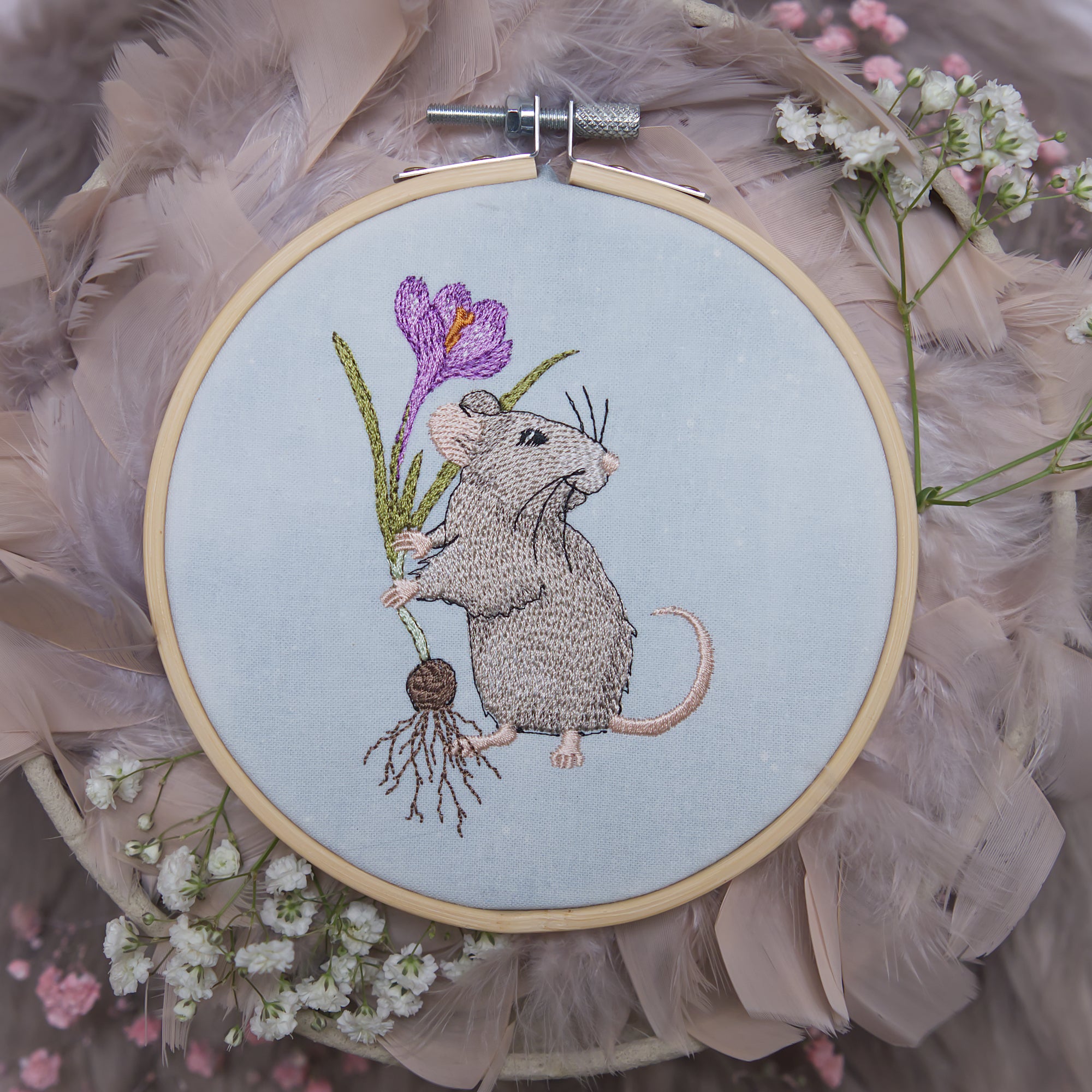 Stickdatei Maus mit Krokus 10x10 cm. Frühlingsmotiv mit Maus und violetter Blume für Maschinenstickerei im Landhausstil.