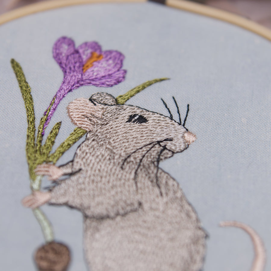 Stickdatei Maus mit Krokus