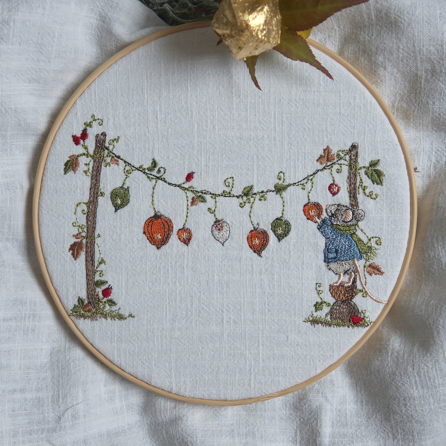 Stickdatei Maus unter der Lampiongirlande, 13x18 cm, Maus mit Laternen, Blättern und Hagebutten
