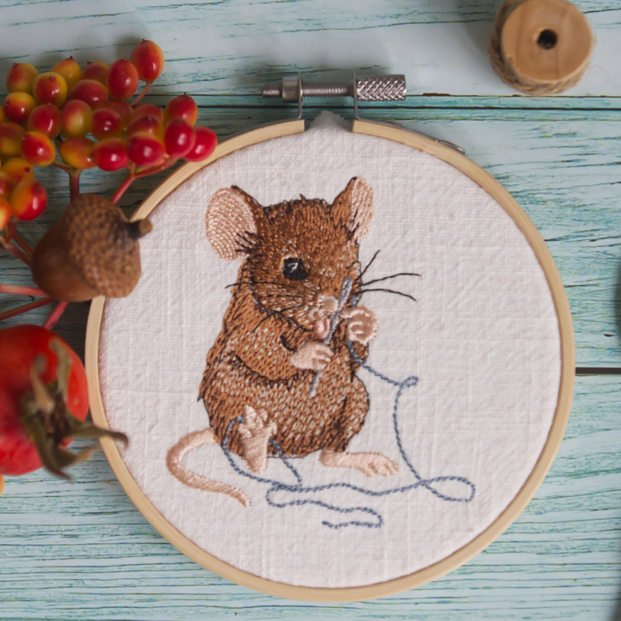 Stickdatei Maus mit Nadel und Faden Stickmaschine Sommer Frühling Herbst Winter Cora Design
