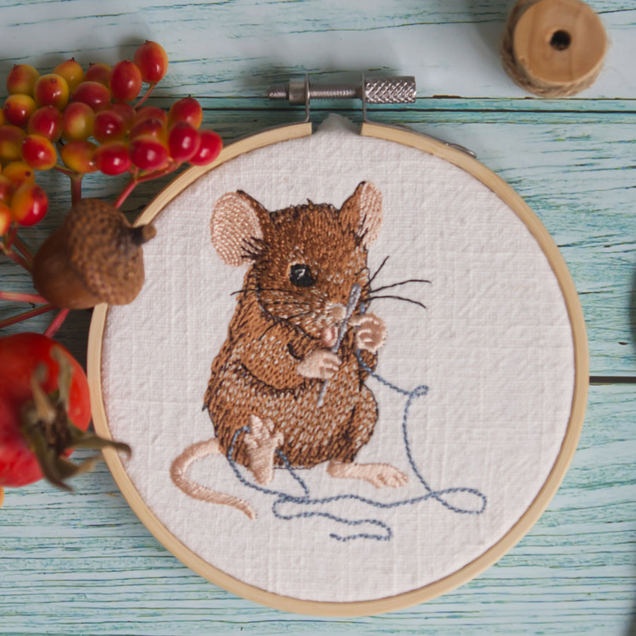 Stickdatei Maus mit Nadel und Faden Stickmaschine Sommer Frühling Herbst Winter Cora Design