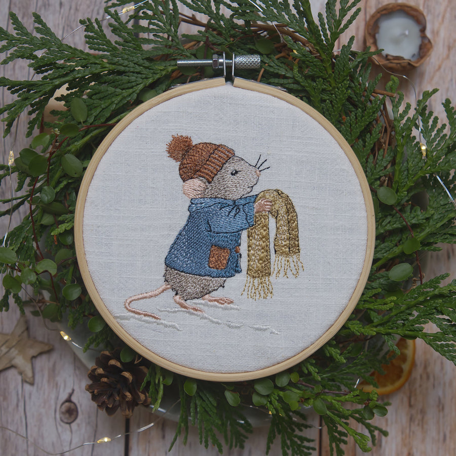 Stickdatei Maus mit Schal für die Stickmaschine, Stickmotiv 10x10 cm, Maus mit Mütze und Schal im Schnee, zusammen mit dem Esel auf einem Kissen, weihnachtliche Stickdatei zum Sticken