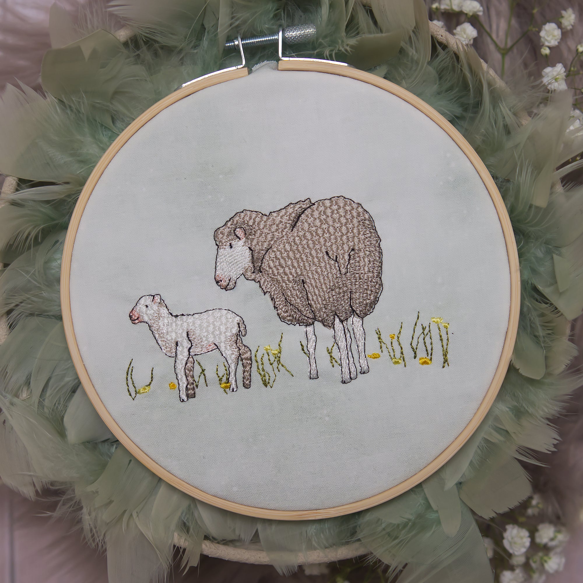 Stickdatei Mutter und Lamm mit realistischer Fellstruktur im Stickrahmen, hochwertiges Frühlings und Ostermotiv