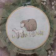 Stickdatei Mutter und Lamm mit realistischer Fellstruktur im Stickrahmen, hochwertiges Frühlings und Ostermotiv