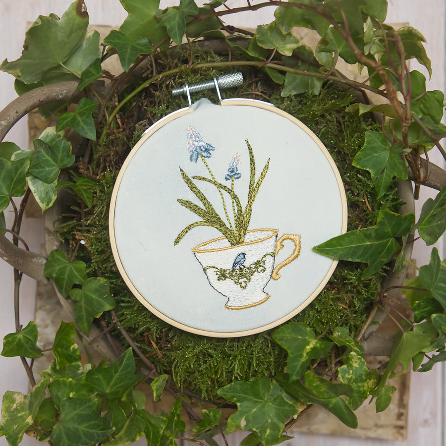 Stickdatei Traubenhyazinthe in der Tasse