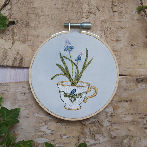 Stickdatei Traubenhyazinthe in der Tasse. Zartes florales Frühlingsmotiv für die Maschinenstickerei