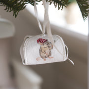 Gestickte Wichtelmaus mit roter Mütze und Tannenzweig auf weißer Geschenkbox und Geschenkanhänger – ITH Stickdatei Weihnachten von Cora Design