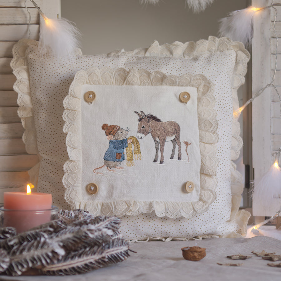 Stickdatei Esel für die Stickmaschine, Stickmotiv 10x10 cm, zusammen mit der Maus mit Schal auf einem Kissen, weihnachtliche Stickdatei zum Sticken