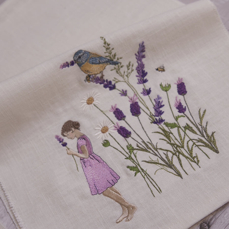 Stickdatei Mädchen mit Lavendel