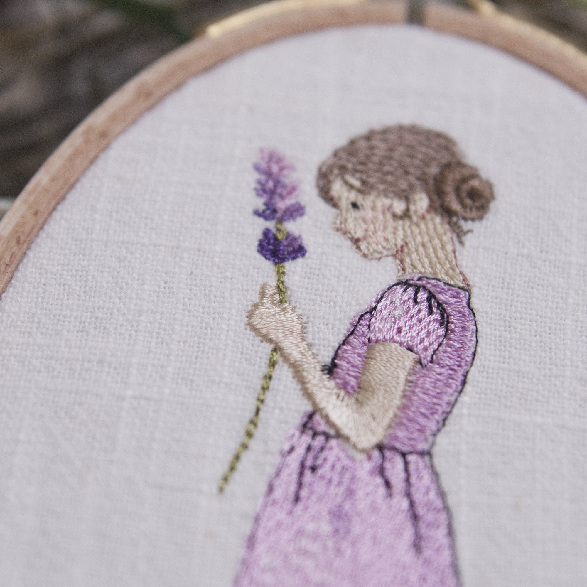 Stickdatei Mädchen mit Lavendel