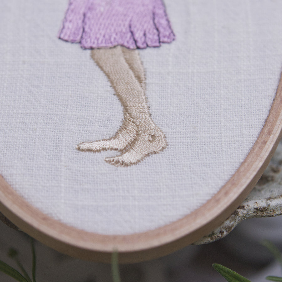 Stickdatei Mädchen mit Lavendel