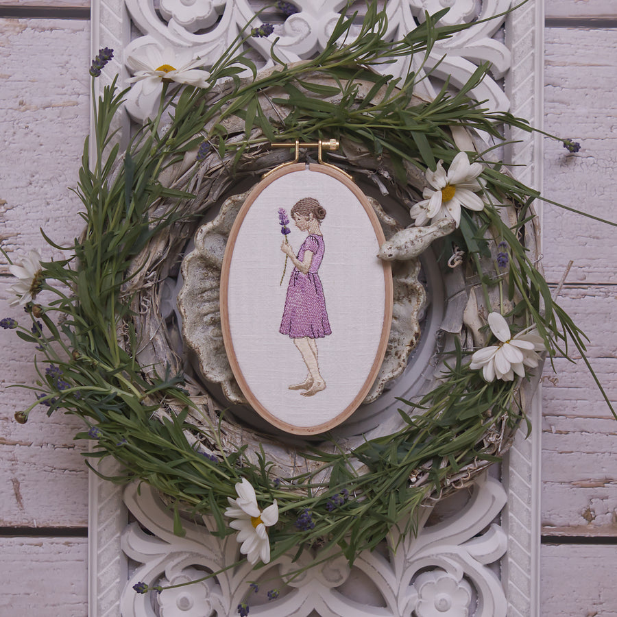 Stickdatei Mädchen mit Lavendel