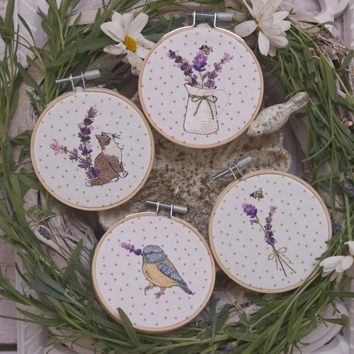 Stickdatei Lavendel Minis Set mit Katze, Vogel, Lavendelkanne und Wimpelkette im Stickrahmen