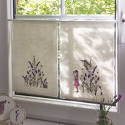 Bestickte Gardine mit Lavendelmotiven am Fenster. Stickdateien Lavendelmaus, Lavendelmädchen und Lavendelwiese auf naturfarbenem Stoff. Sommerliche Fensterdekoration mit Lavendel und Bienen für kreative Näh und Stickprojekte.