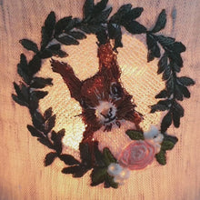 Laden und Abspielen von Videos im Galerie-Viewer, Stickdatei Eichhörnchen FSL (free standing lace) aus der Serie Waldkinder
