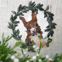 Lade das Bild in den Galerie-Viewer, Stickdatei Eichhörnchen FSL (free standing lace) aus der Serie Waldkinder
