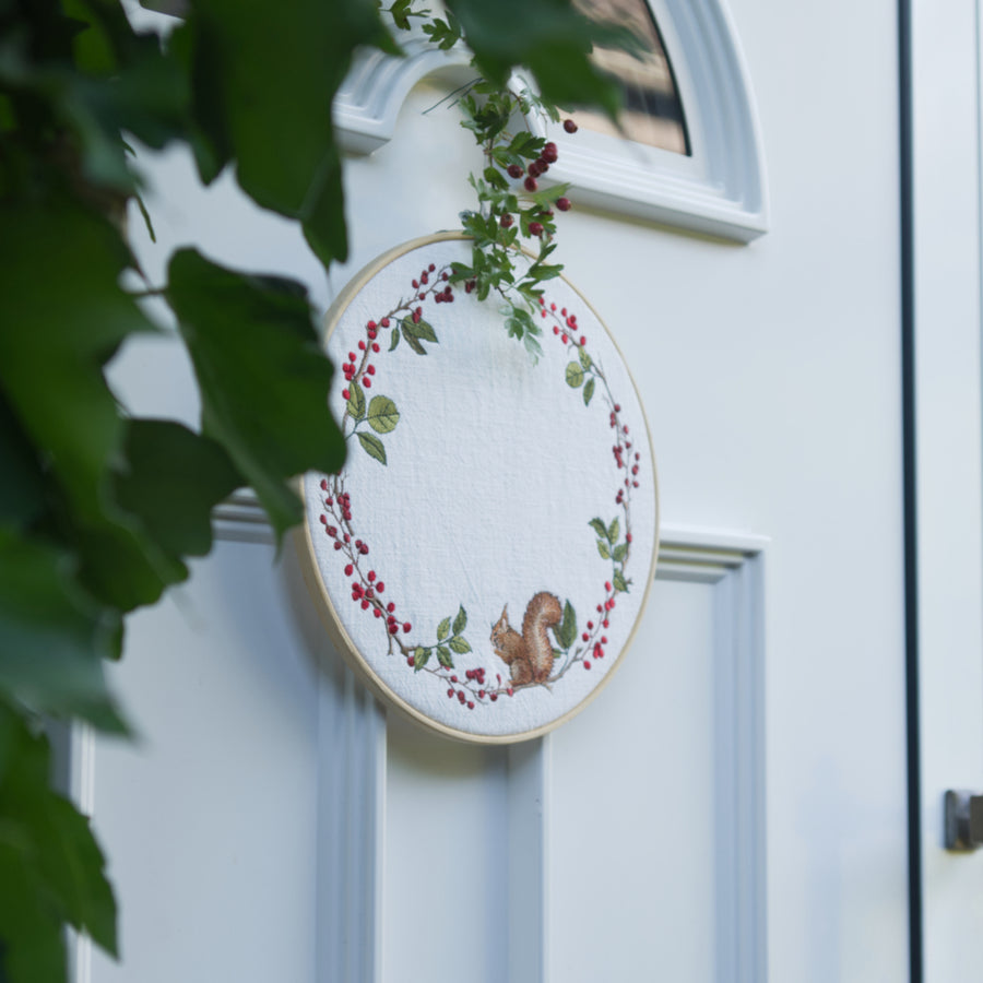 Stickdatei Eichhörnchen im großen Beerenkranz