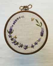 Lade das Bild in den Galerie-Viewer, Stickdatei Set Lavendel mit Biene
