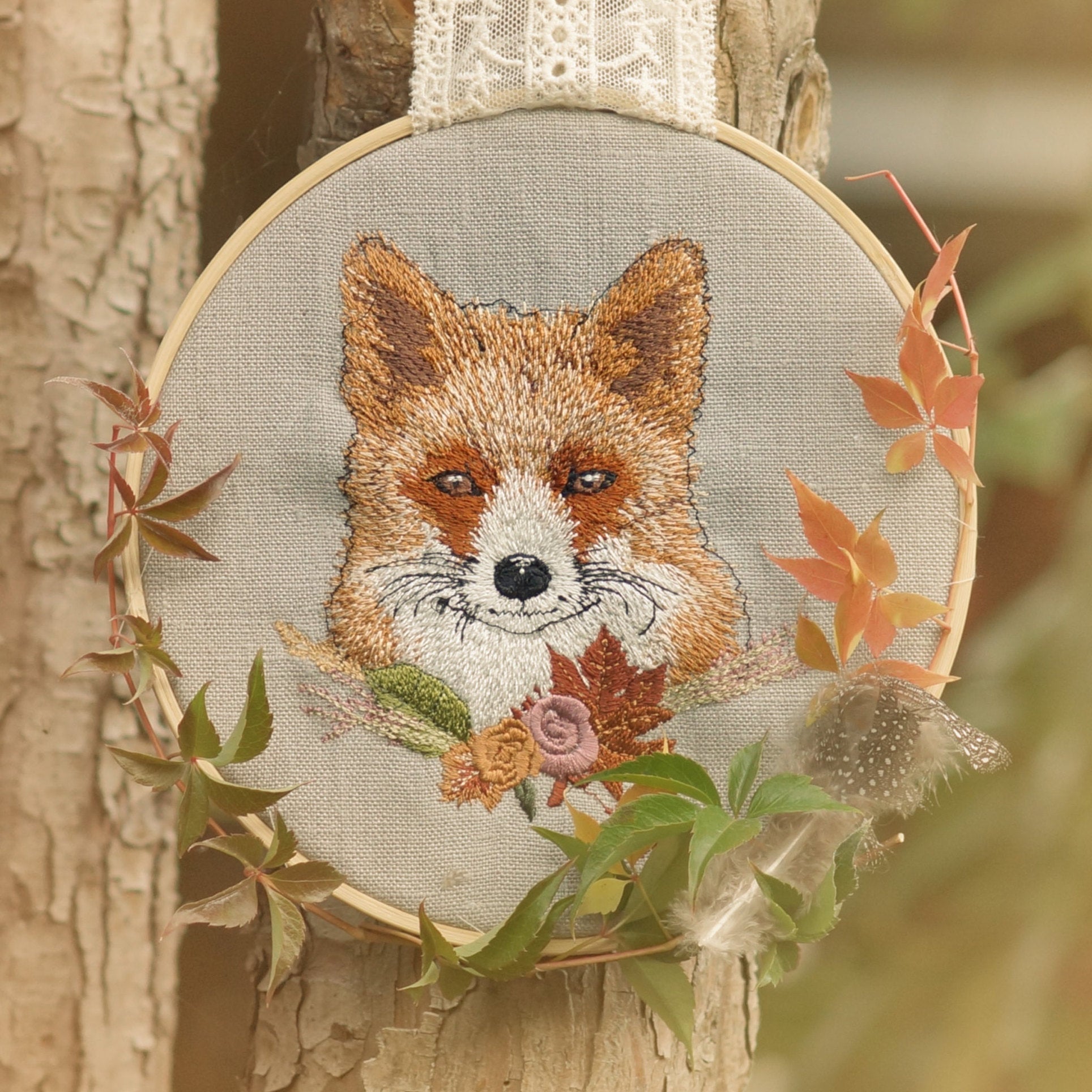 Stickdatei Fuchs Wald Herbst Winter Cora Design