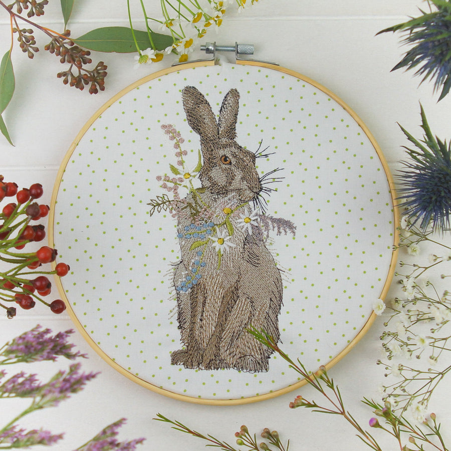 Stickdatei Hase mit Wildblumenbouquet