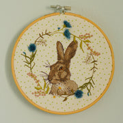 Stickdatei Hase mit Wildblumenkranz