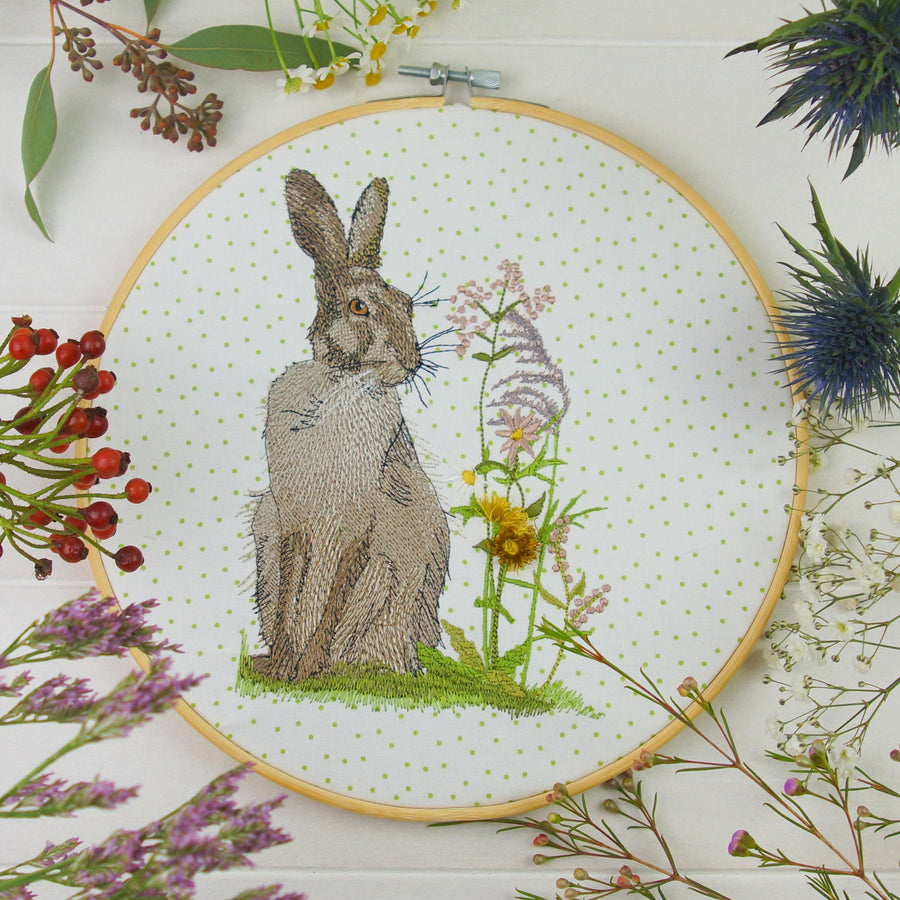 Stickdatei Hase mit Wildblumenwiese