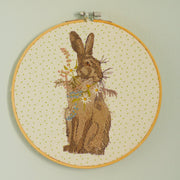 Stickdatei Hase mit Wildblumenbouquet