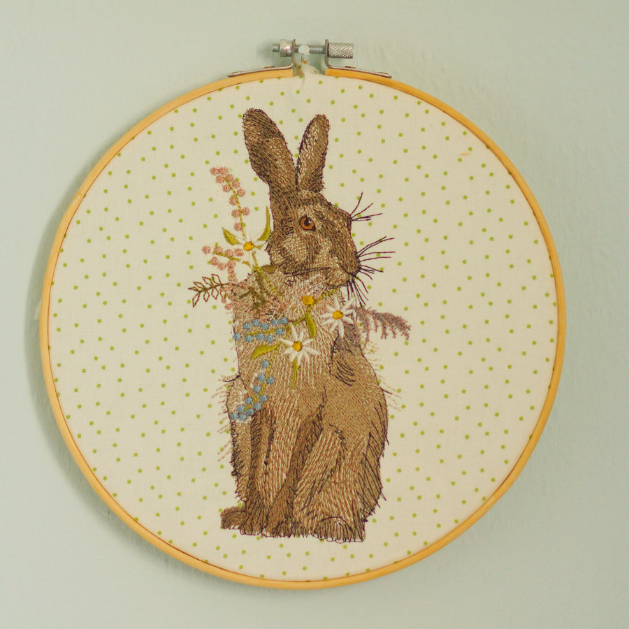 Stickdatei Hase mit Wildblumenbouquet