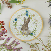 Stickdatei Hase mit Wildblumenkranz