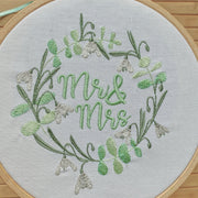 Stickdatei Hochzeit Eukalyptus Schneeglöckchen Kranz Mr & Mrs Cora Design